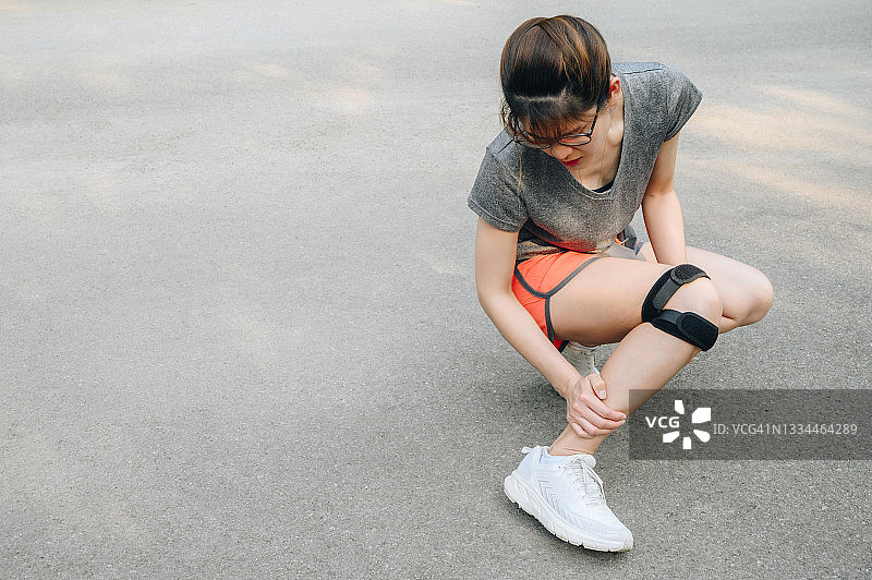 跑步女性因过度训练导致脚踝疼痛图片素材