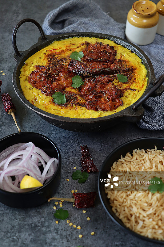 印度素食咖喱锅，配洋葱圈和糙米饭图片素材