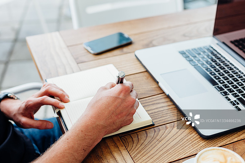 男人在咖啡馆工作图片素材