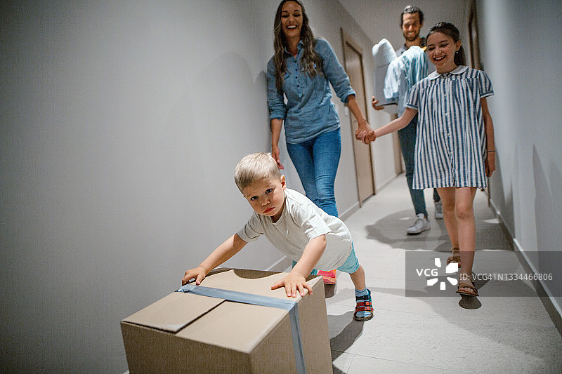 搬家：一家人搬进新公寓图片素材