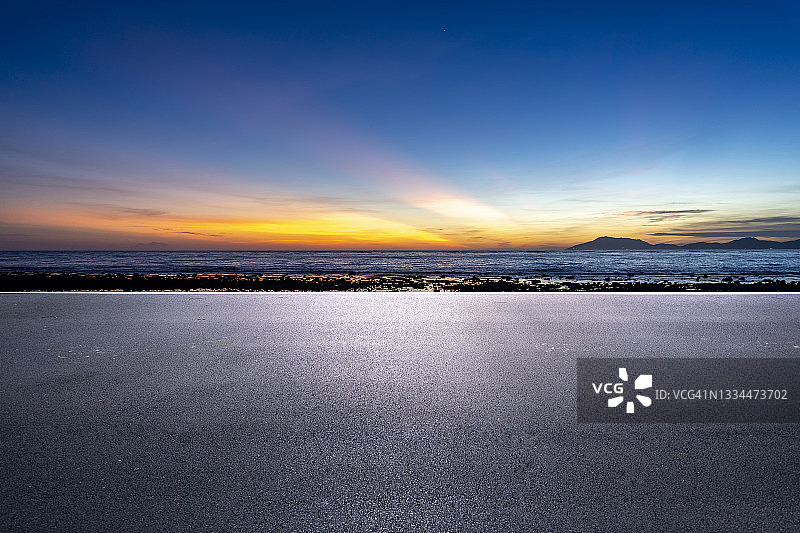 阳光下的沿海公路图片素材