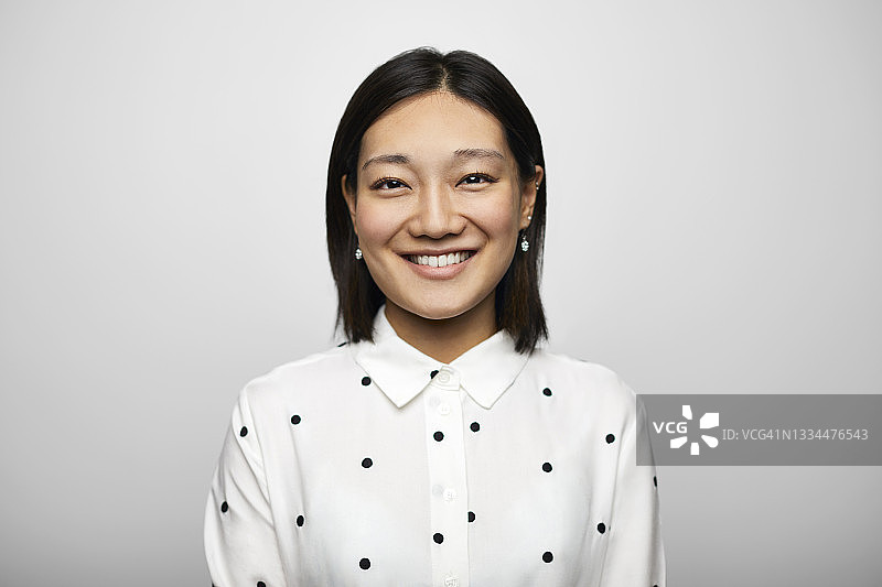 白色背景下自信的中国女商人图片素材