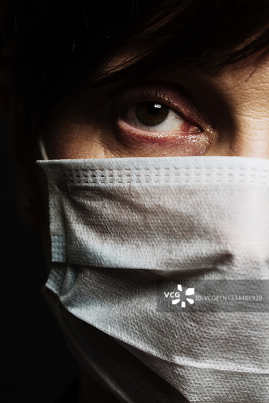 戴外科口罩的女人图片素材