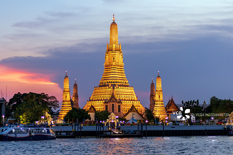 曼谷郑王庙日落水岸美景图片素材