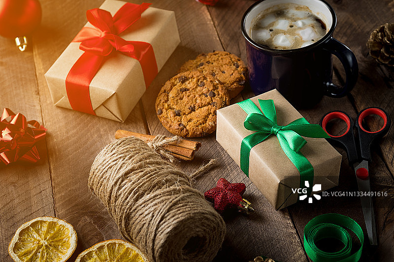 家庭假日准备概念：包装好的圣诞礼物图片素材