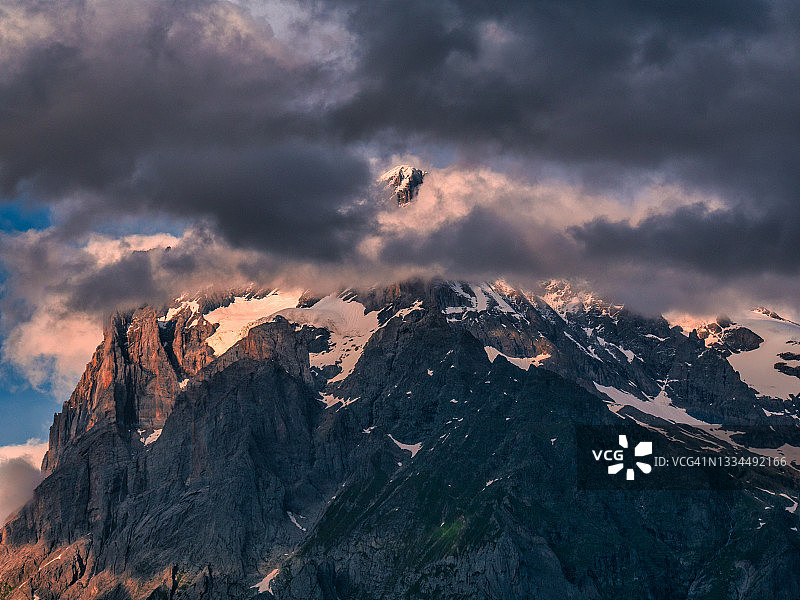格林德瓦附近韦特霍恩峰的傍晚景色图片素材