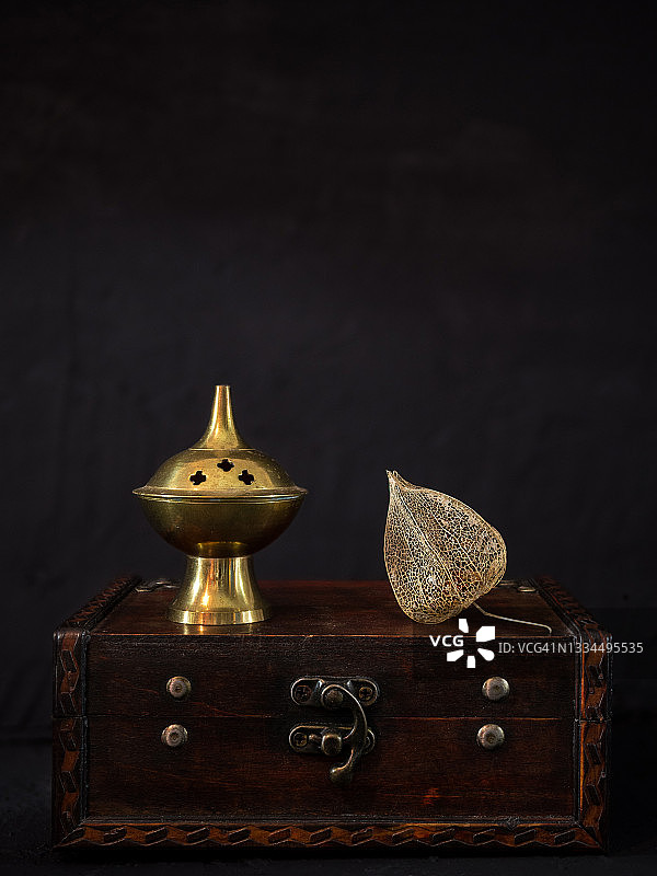 灯笼果与烟斗木盒静物图片素材