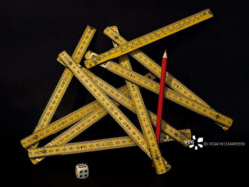 带铅笔和骰子的折叠尺图片素材