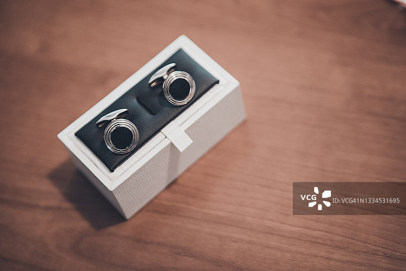 婚礼套装上的新郎袖扣特写，伦巴第，意大利图片素材