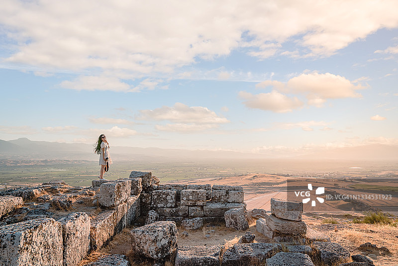 女游客在希拉波利斯, 棉花堡拍摄古代遗址图片素材