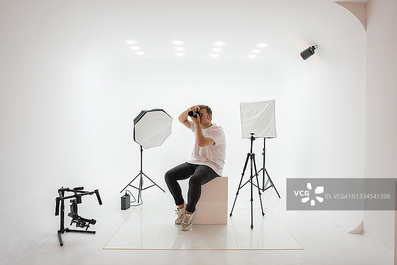 摄影师在工作室工作图片素材