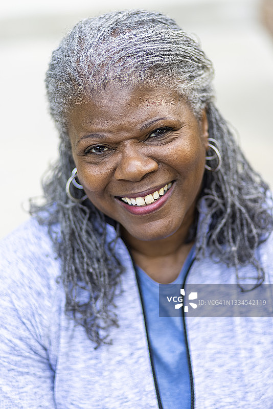 年长的黑人妇女在户外健身图片素材