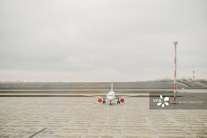 跑道上黄昏时分排列的喷气式客机图片素材