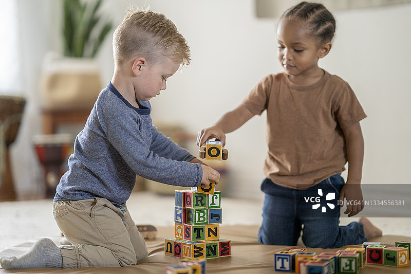 在日托中心玩积木的幼儿男孩们图片素材