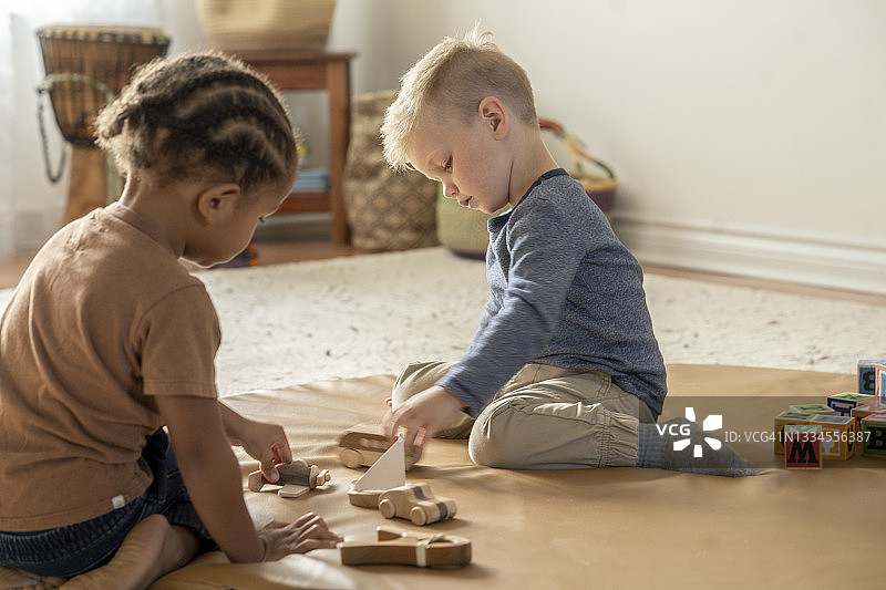 日托中心的学龄前男孩图片素材