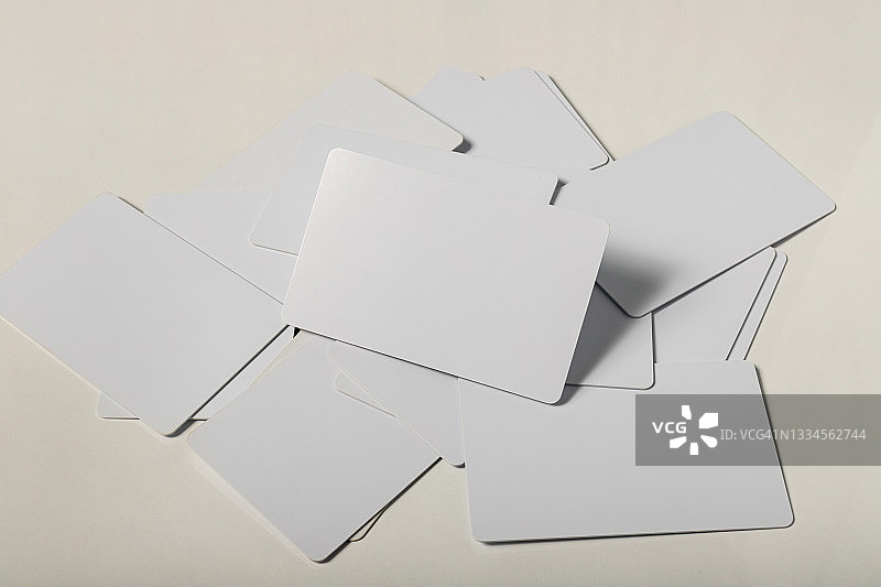 白色空白芯片卡，隔离白色背景图片素材