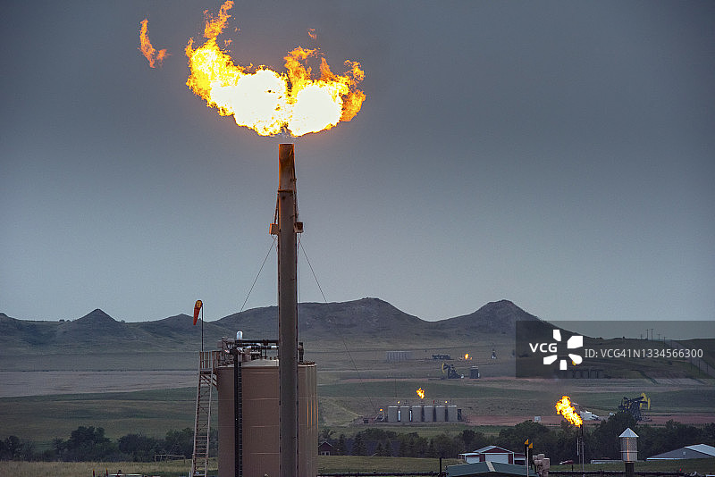 油田燃烧：北达科他州图片素材