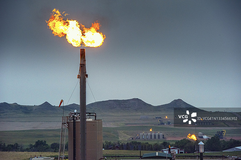 北达科他州的油田燃烧图片素材