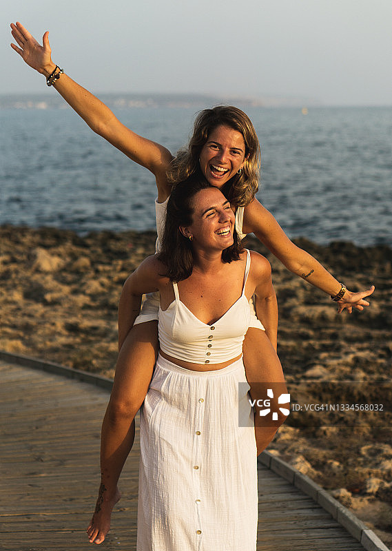 白种女都穿着白色的裙子骑在背上玩得很开心图片素材