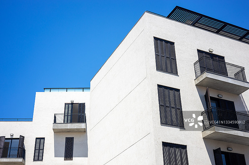 蓝天下的现代公寓楼群图片素材