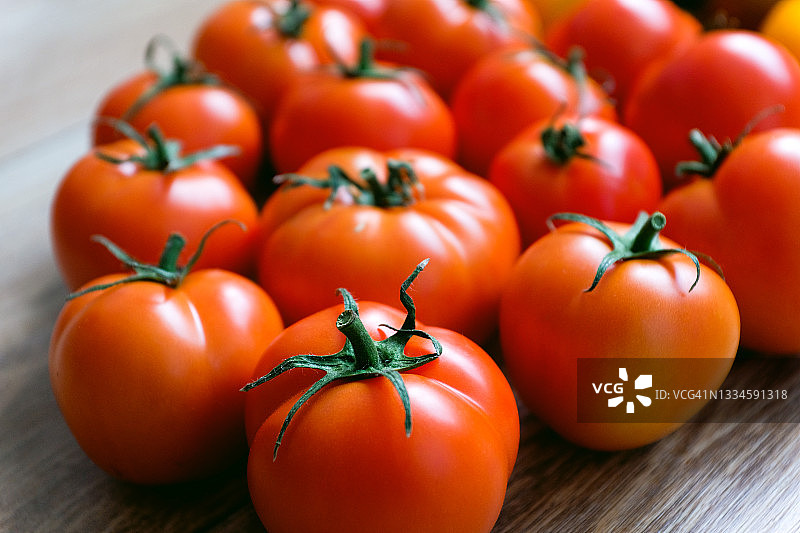 木桌上成熟的红番茄：素食、纯素食，生食图片素材