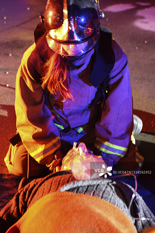 消防员帮助受伤的同伴图片素材