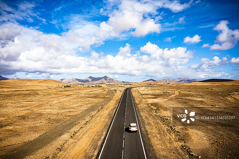 在富埃特文图拉岛泰菲亚沙漠道路上行驶的汽车图片素材