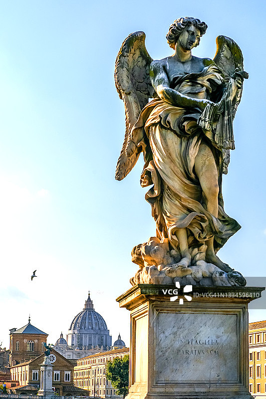 罗马圣天使桥栏杆上天使雕像的温暖日落光芒图片素材