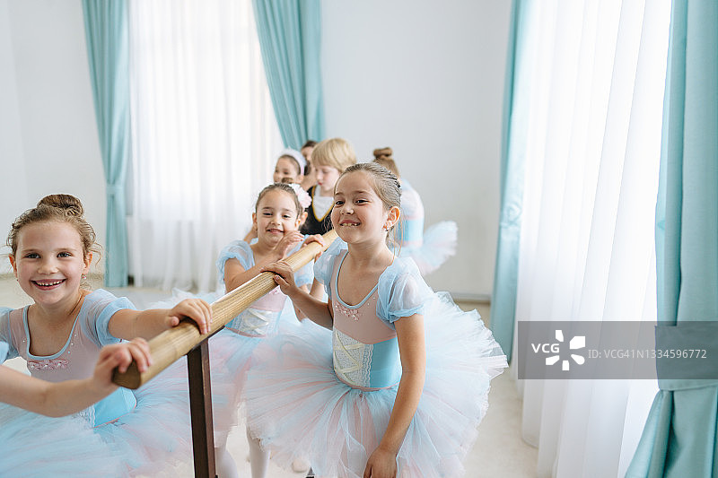 芭蕾舞团在把杆旁练习图片素材