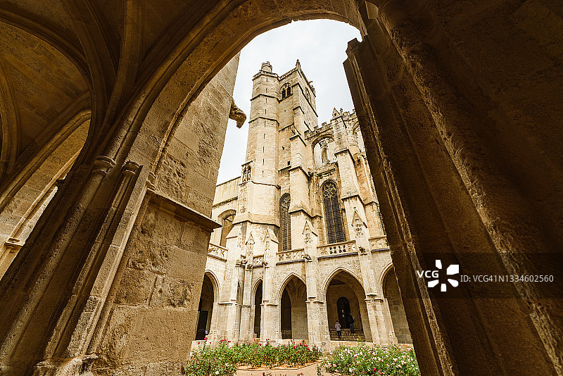 法国纳博讷大教堂的中世纪哥特式回廊图片素材