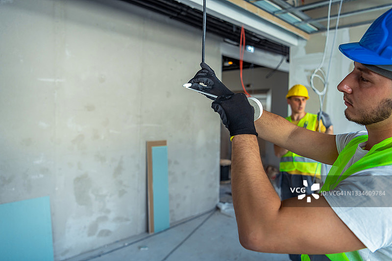 两位电气工程师安装工业电缆图片素材