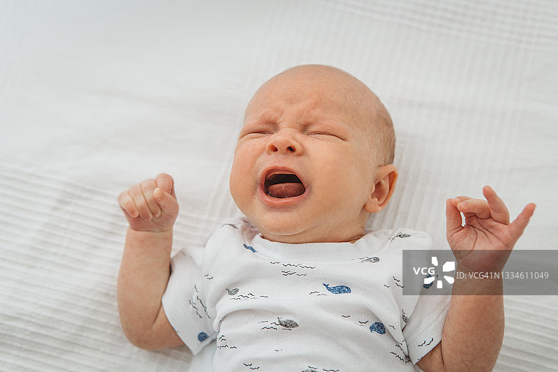 新生男婴哭泣图片素材