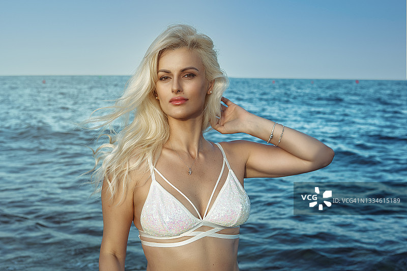 摆姿势的金发长发美女与海底风光半身照图片素材