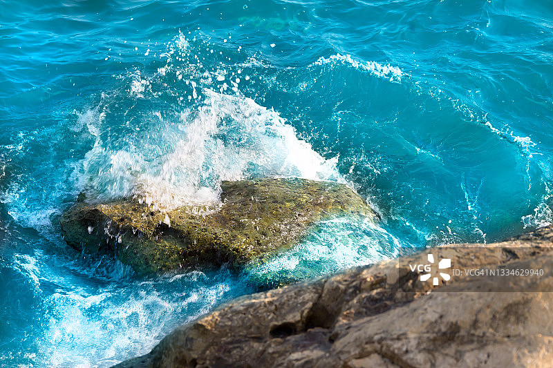 海浪拍打着石头图片素材