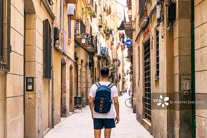 年轻男人背背包探索巴塞罗那哥特区图片素材