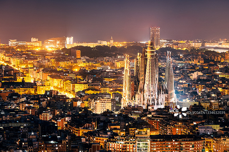 西班牙加泰罗尼亚巴塞罗那圣家堂夜景天际线图片素材