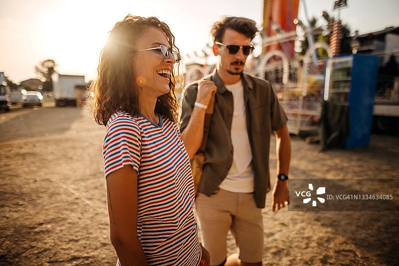 年轻快乐的夫妇图片素材