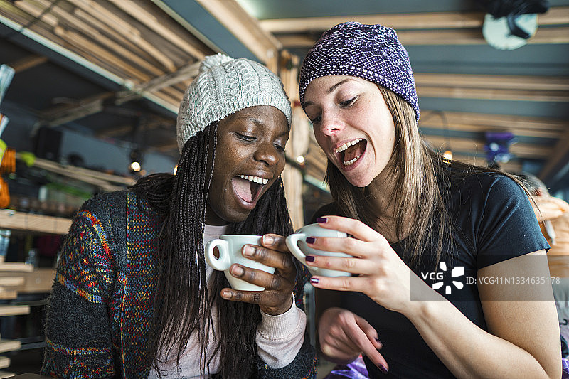 享受他们的冬季假期图片素材