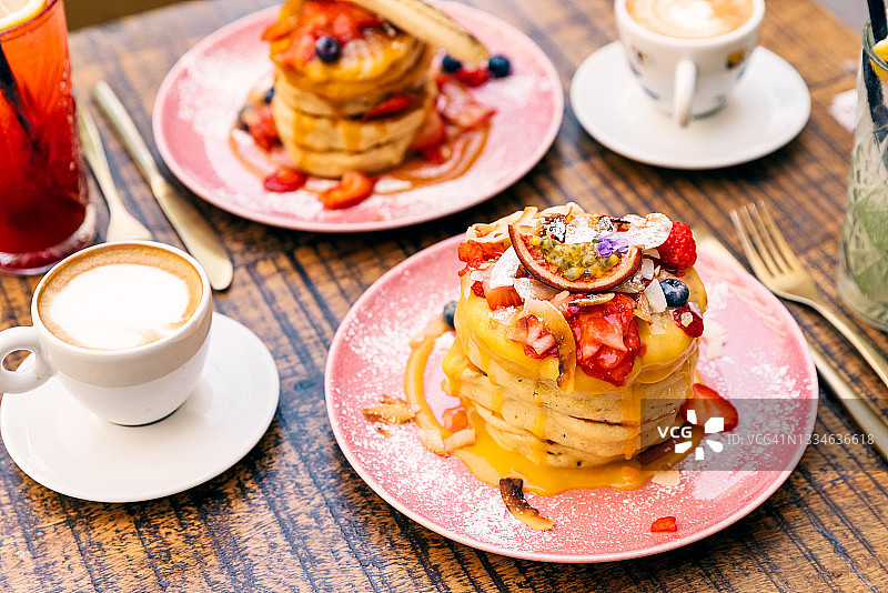 咖啡馆早餐：什锦水果浆果薄煎饼图片素材