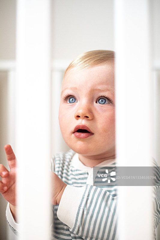 白色婴儿床里的男婴（选择性聚焦）图片素材