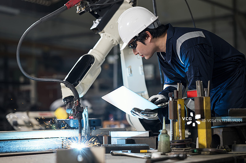 焊接工艺的效率提升。工程师使用笔记本电脑确保零件按照流程控制计划制造图片素材