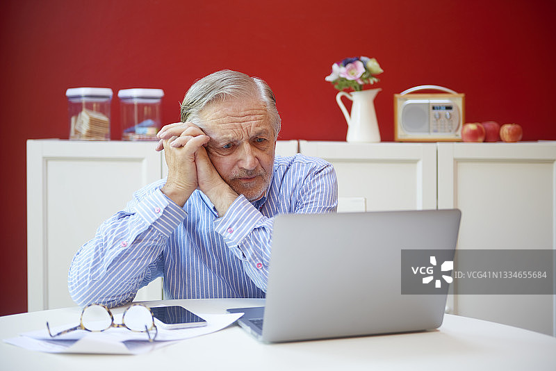 不高兴的男人在使用笔记本电脑图片素材