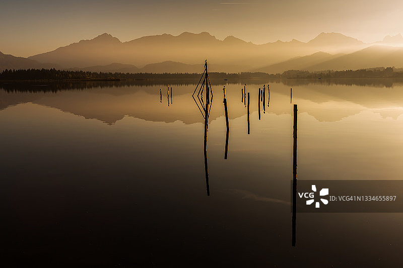 霍普芬湖与欧洲阿尔卑斯山背景图片素材