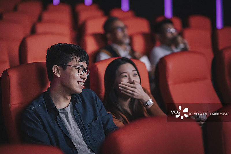亚洲情侣在电影院观看电影图片素材