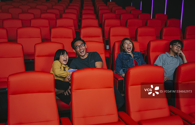 亚洲华人家庭电影院观影图片素材
