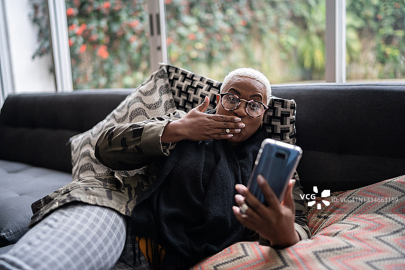 在家视频通话中送吻的女人图片素材