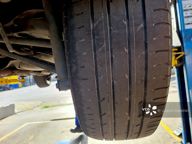 磨损的旧车轮胎图片素材