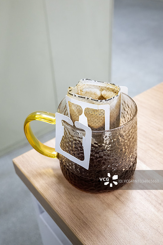 桌子上挂着的挂耳咖啡图片素材