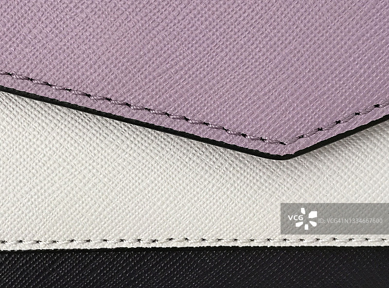 薰衣草色、白色和黑色女士钱包图片素材