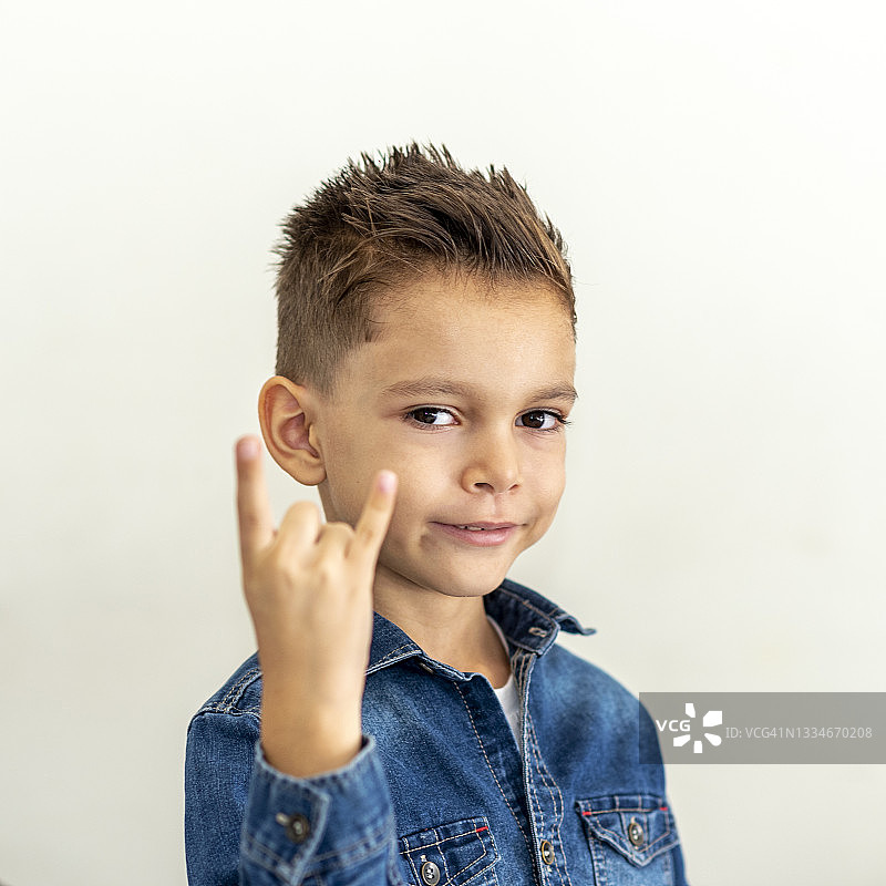 做手势的小男孩图片素材